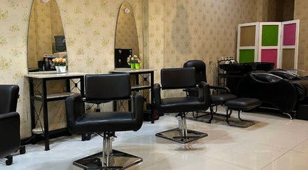 Elegant styling chairs and mirrors at Salon Muslimah YASNA, Malang, Jawa Timur, ID, enhancing beauty services.