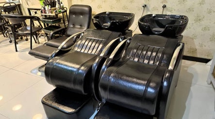 Elegant hair wash stations at Salon Muslimah YASNA, Malang, Jawa Timur, ID offer top-notch comfort and style.