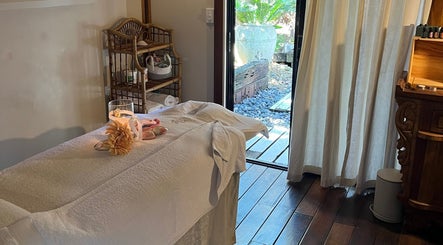 Relaxing massage room at Lil’Ohana Massage - Mini Tropical Escape, Southport, Queensland, AU.
