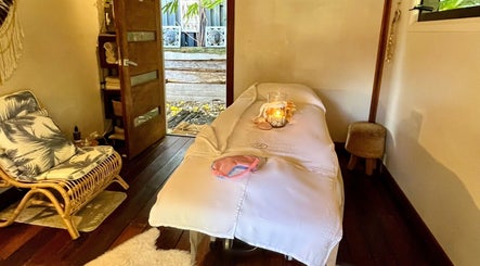 Lil’Ohana Massage - Mini Tropical Escape treatment room, Southport, Queensland, AU with plush chair and massage table.