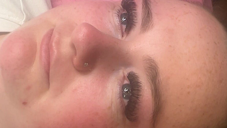 Close-up of eyelash extensions at Taronisbeauty in Birmingham, England, GB showcasing expert beauty services.