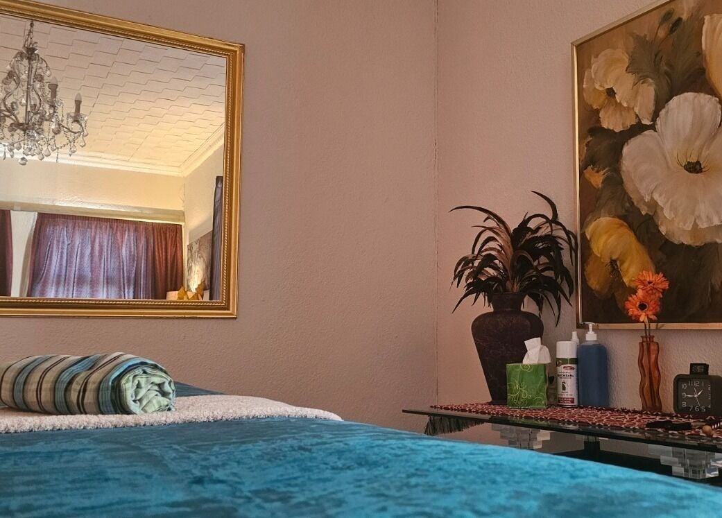 Relaxing massage room at Andy Massage Therapist, Kempton Park, Gauteng, ZA with elegant decor and soothing ambiance.