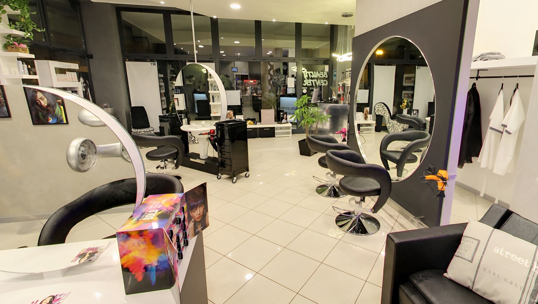 Interno moderno di Salone Centrale Hair MONTEGROTTO TERME, Montegrotto Terme, Veneto, IT con specchi rotondi.