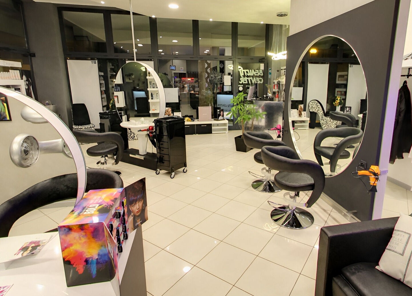 Interno moderno di Salone Centrale Hair MONTEGROTTO TERME, Montegrotto Terme, Veneto, IT con specchi rotondi.