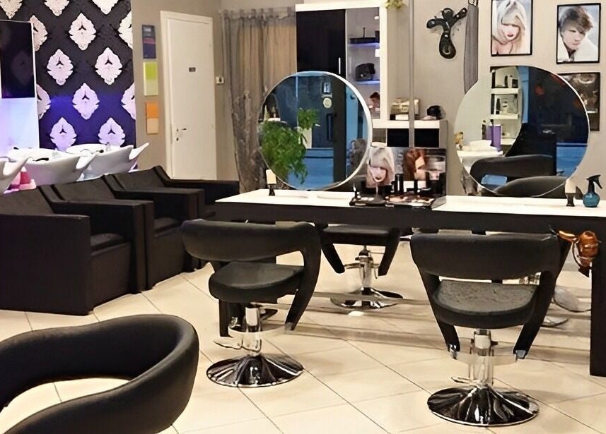 Interno moderno di Salone Centrale Hair MONTEGROTTO TERME, Montegrotto Terme, Veneto, IT, con postazioni e specchi.