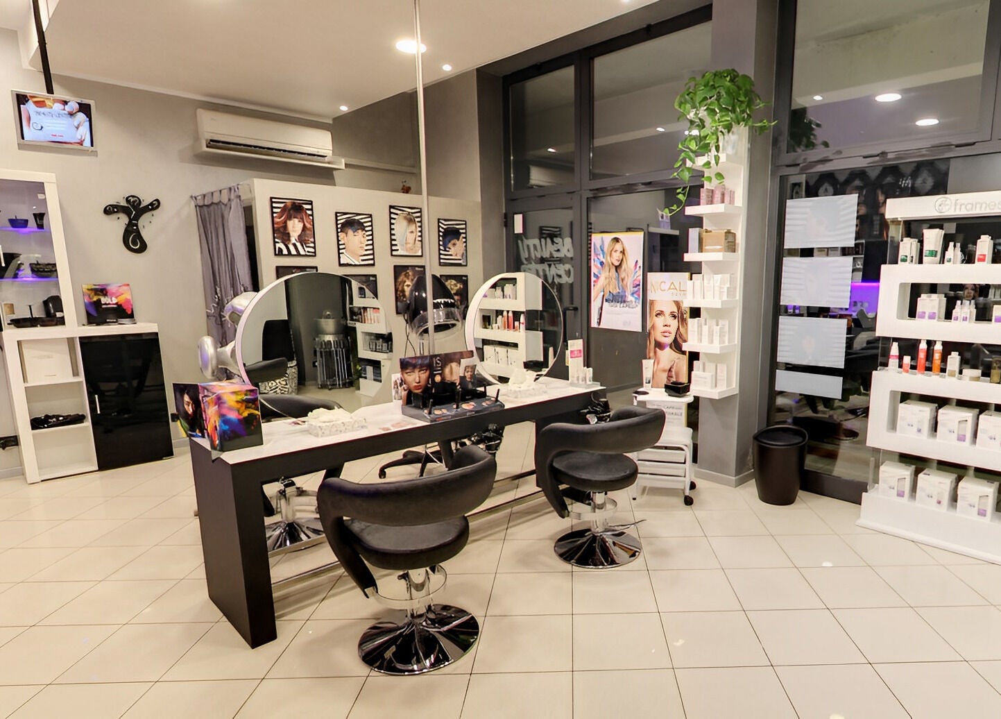 Interno elegante di Salone Centrale Hair MONTEGROTTO TERME, Montegrotto Terme, Veneto, IT con sedie e prodotti.