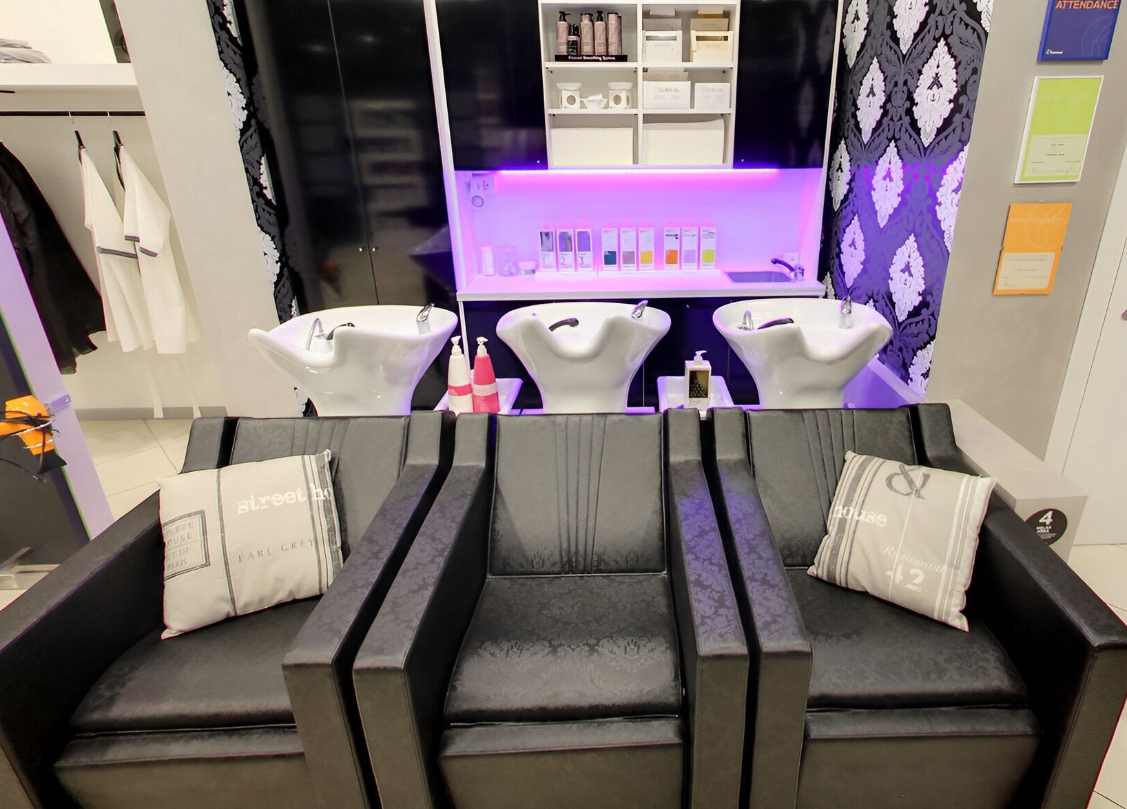 Postazione di lavaggio presso Salone Centrale Hair MONTEGROTTO TERME, Montegrotto Terme, Veneto, IT decorata con modernità.