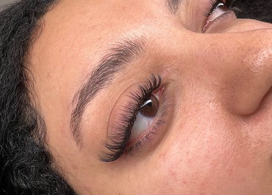 Close-up of elegant eyelash extensions at Anora Beauty Studio, Riyadh, Riyadh Province, SA.