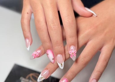 Beautiful floral manicure at Oasis Nail Spa Windermere in Orlando, Florida, US. Pink flowers with white tips.