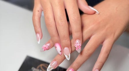 Beautiful floral manicure at Oasis Nail Spa Windermere in Orlando, Florida, US. Pink flowers with white tips.