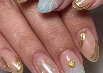 Stylish gold-accented nails at Oasis Nail Spa Windermere, Orlando, Florida, US.