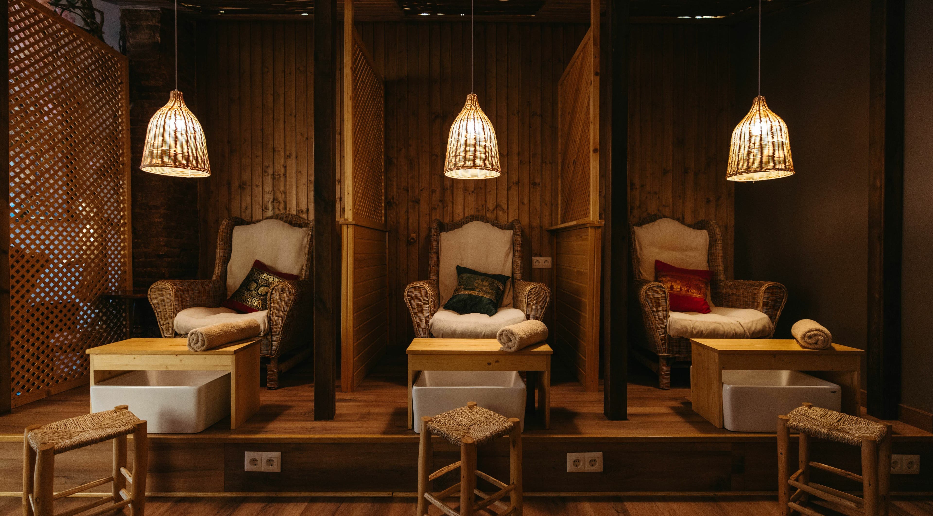 Zona de relaxación en BORN massage & beauty Llúria, Barcelona, Catalunya, ES con sillas acogedoras y luz cálida.