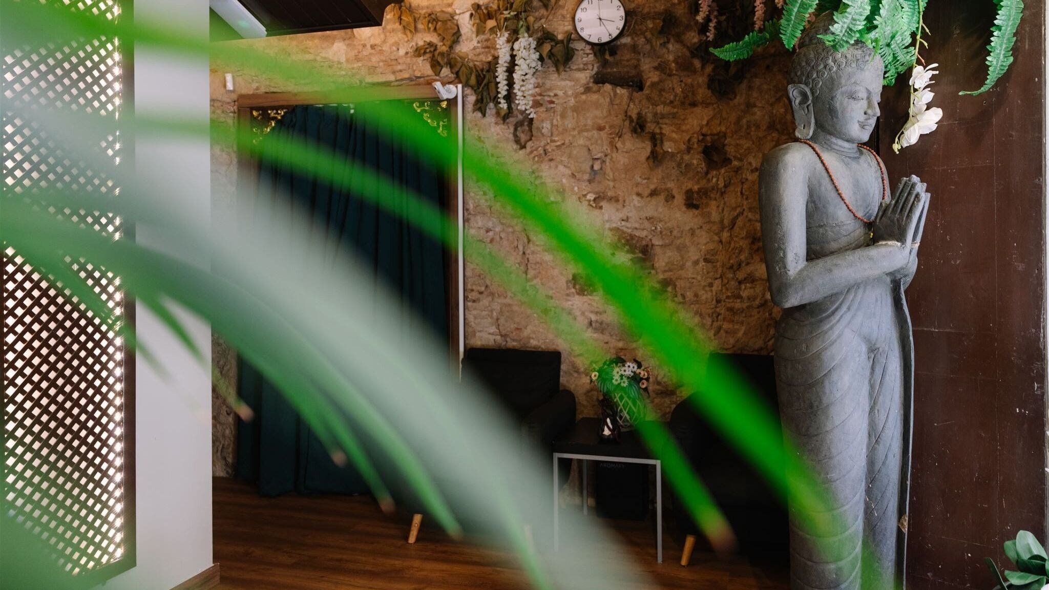 Estatua de Buda en BORN massage & beauty Princesa, Barcelona, Catalunya, ES. Ambiente relajante y sereno.