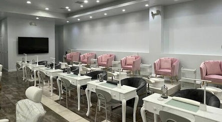 Luxury Nail and Brow Bar изображение 2