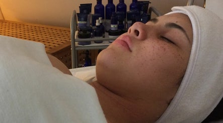 Neal's Yard Therapy Rooms with Trish Utaboon at Vital Health Aromatics imagem 2