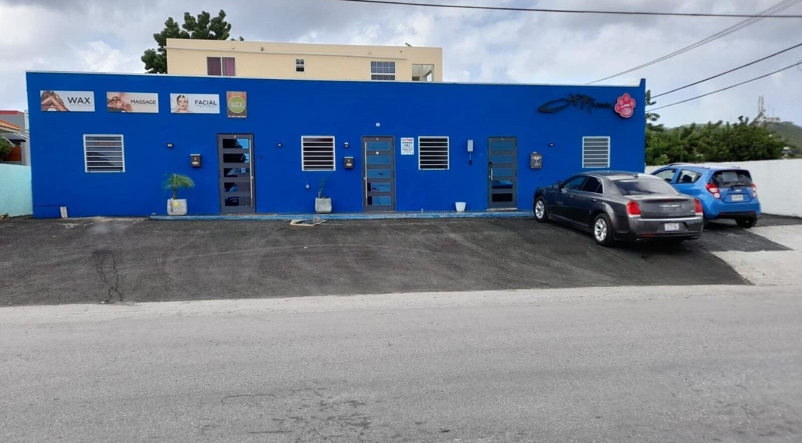 Exterior of Dushi and Beauty, beauty and wellness venue in Willemstad, Curaçao, CW, featuring vibrant blue facade.
