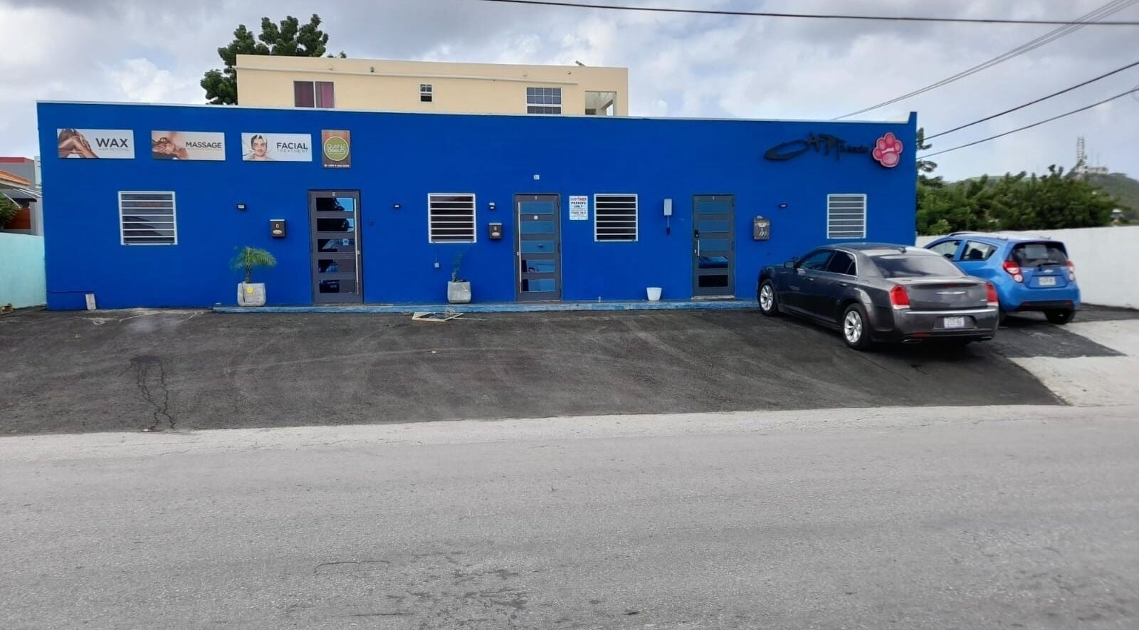 Exterior of Dushi and Beauty, beauty and wellness venue in Willemstad, Curaçao, CW, featuring vibrant blue facade.