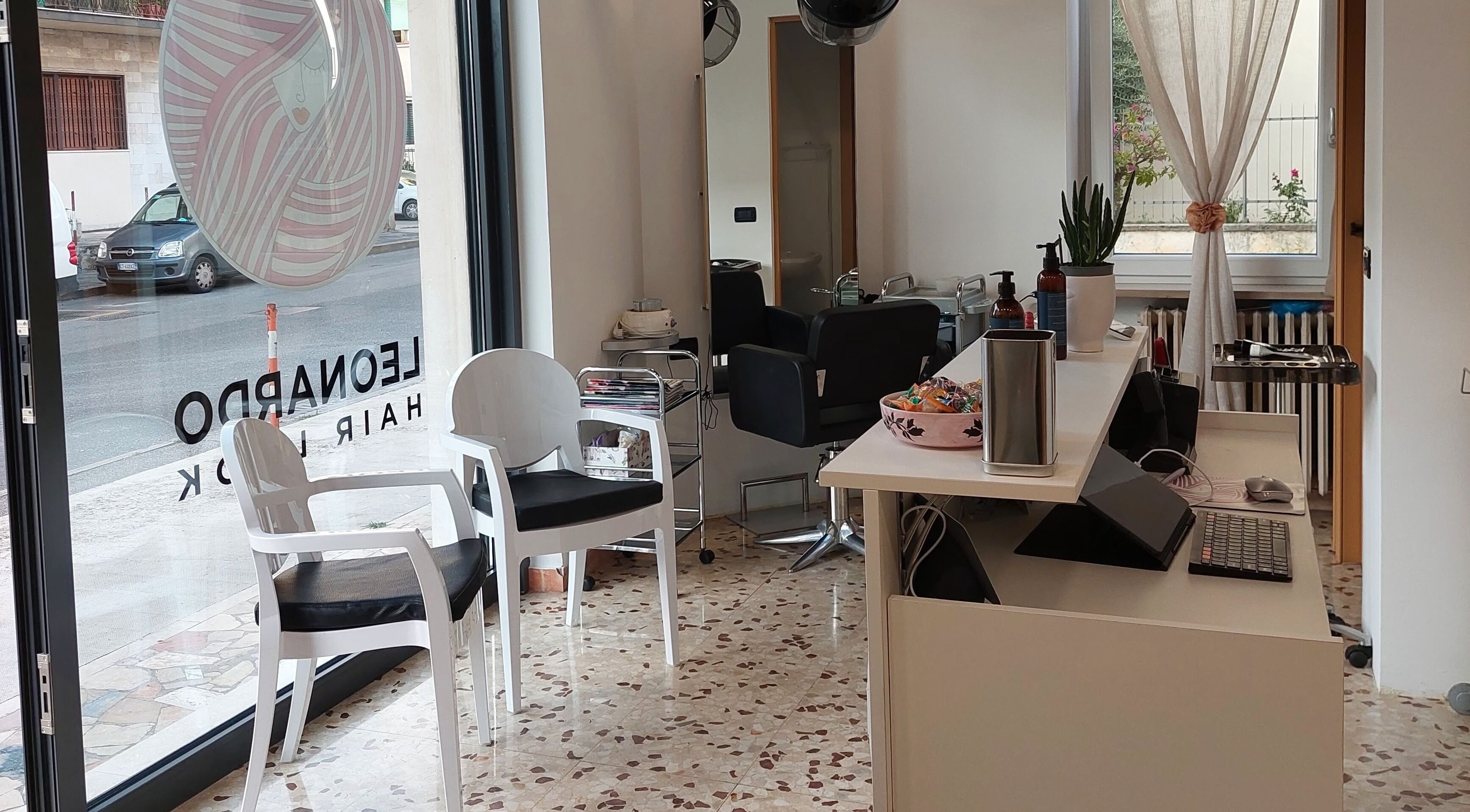 Interno di Leonardo Hair Look by Di Benedetto Leonardo, elegante salone in Verona, Veneto, IT.