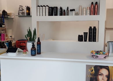 Reception di Leonardo Hair Look by Di Benedetto Leonardo a Verona, Veneto, IT con prodotti esposti.