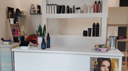 Reception di Leonardo Hair Look by Di Benedetto Leonardo a Verona, Veneto, IT con prodotti esposti.