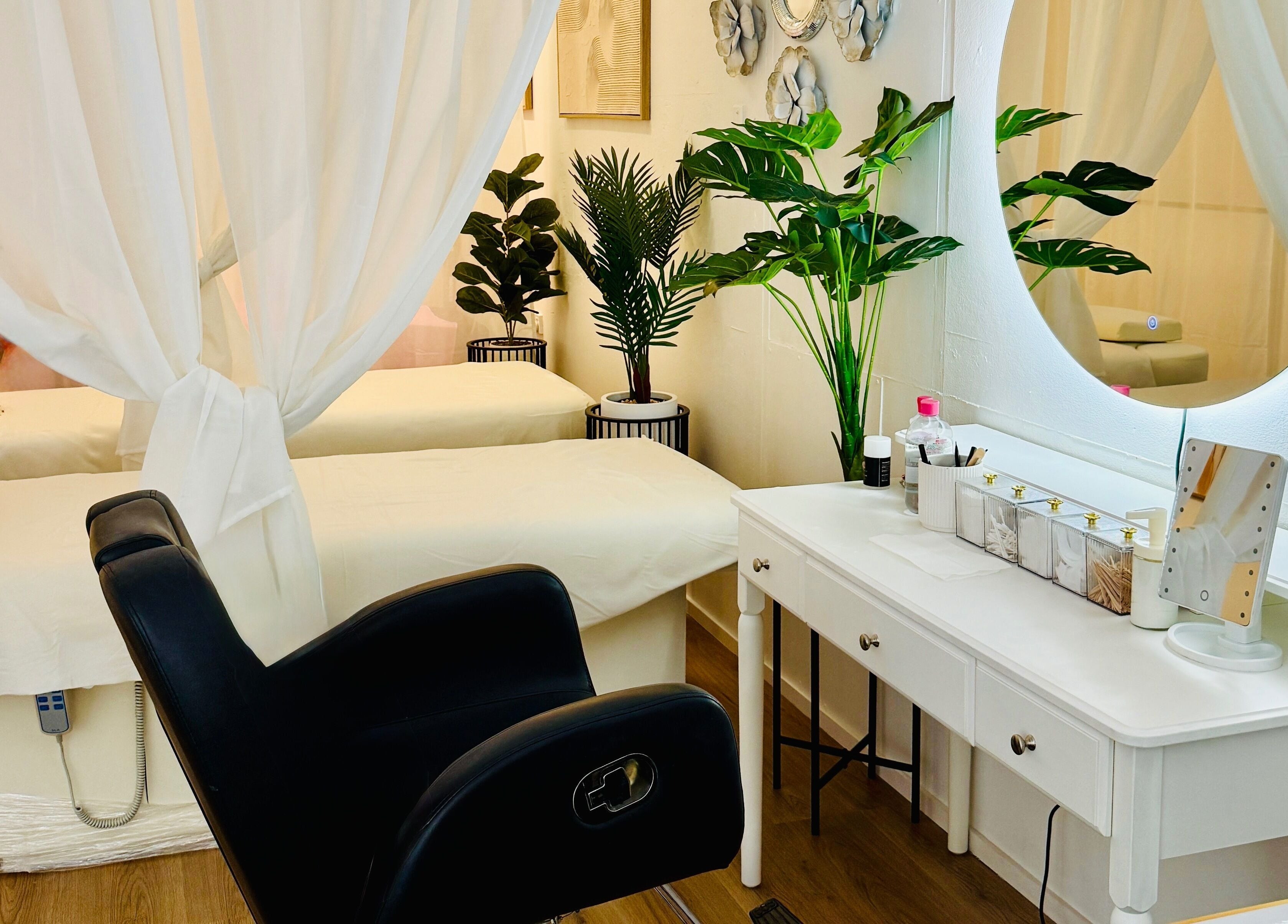 Relaxing beauty treatment room at Beauty & Brow By Sus, Brookvale, New South Wales, AU with modern decor.