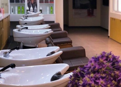 Modern hair wash stations at Primadonna Center, الظهران, المنطقة الشرقية, SA, offering premium beauty services.