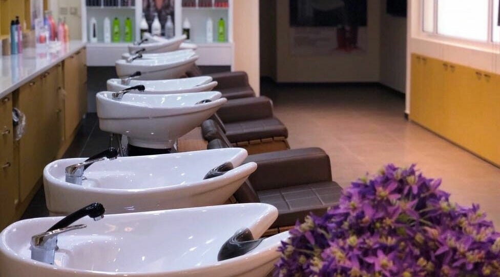 Modern hair wash stations at Primadonna Center, الظهران, المنطقة الشرقية, SA, offering premium beauty services.