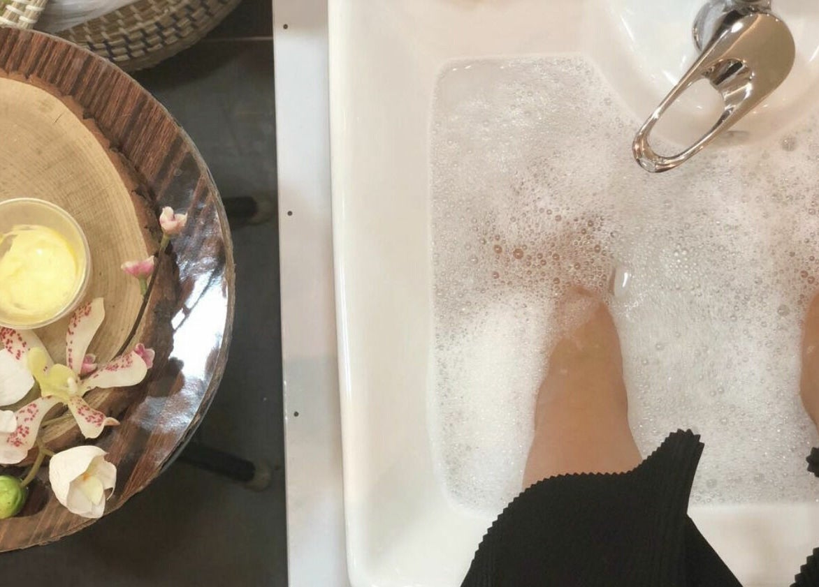 Foot spa at Primadonna Center in الظهران, المنطقة الشرقية, SA with flower and cream display.