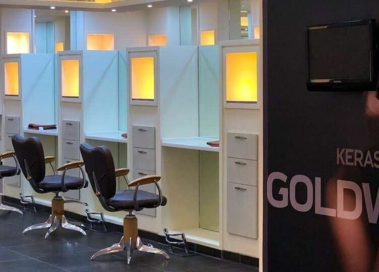 Modern salon stations at Primadonna Center, الظهران, المنطقة الشرقية, SA, highlighting luxury and style.