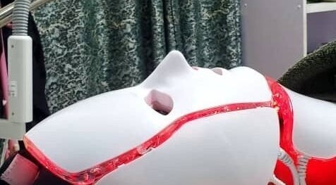 LED facial mask treatment at Minderswarmth Spa in Lekki, Lagos, NG reduces wrinkles and rejuvenates skin.
