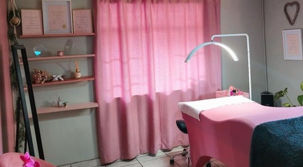 Cozy treatment room at Nava Lash & Nail Artistry in Roodepoort, Gauteng, ZA with pink décor and plush bed.