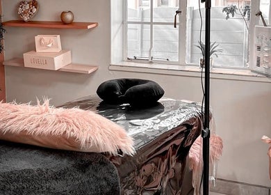 Relaxing spa room at Nava Lash & Nail Artistry, Roodepoort, Gauteng, ZA, featuring cozy pink and black decor.