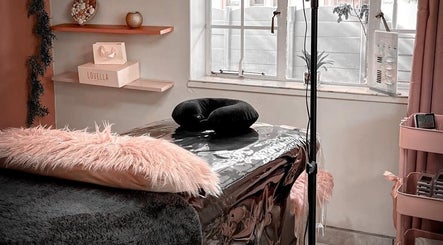 Relaxing spa room at Nava Lash & Nail Artistry, Roodepoort, Gauteng, ZA, featuring cozy pink and black decor.