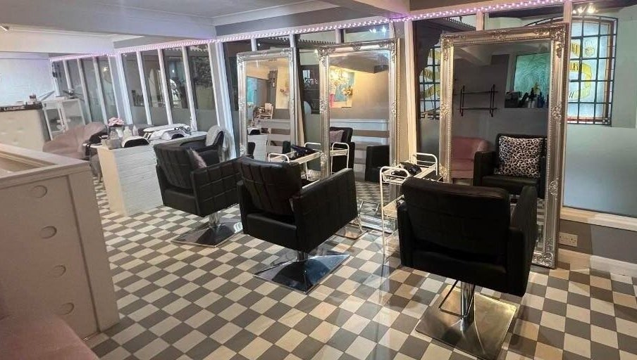 AR Hair & Beauty Lounge صورة 1