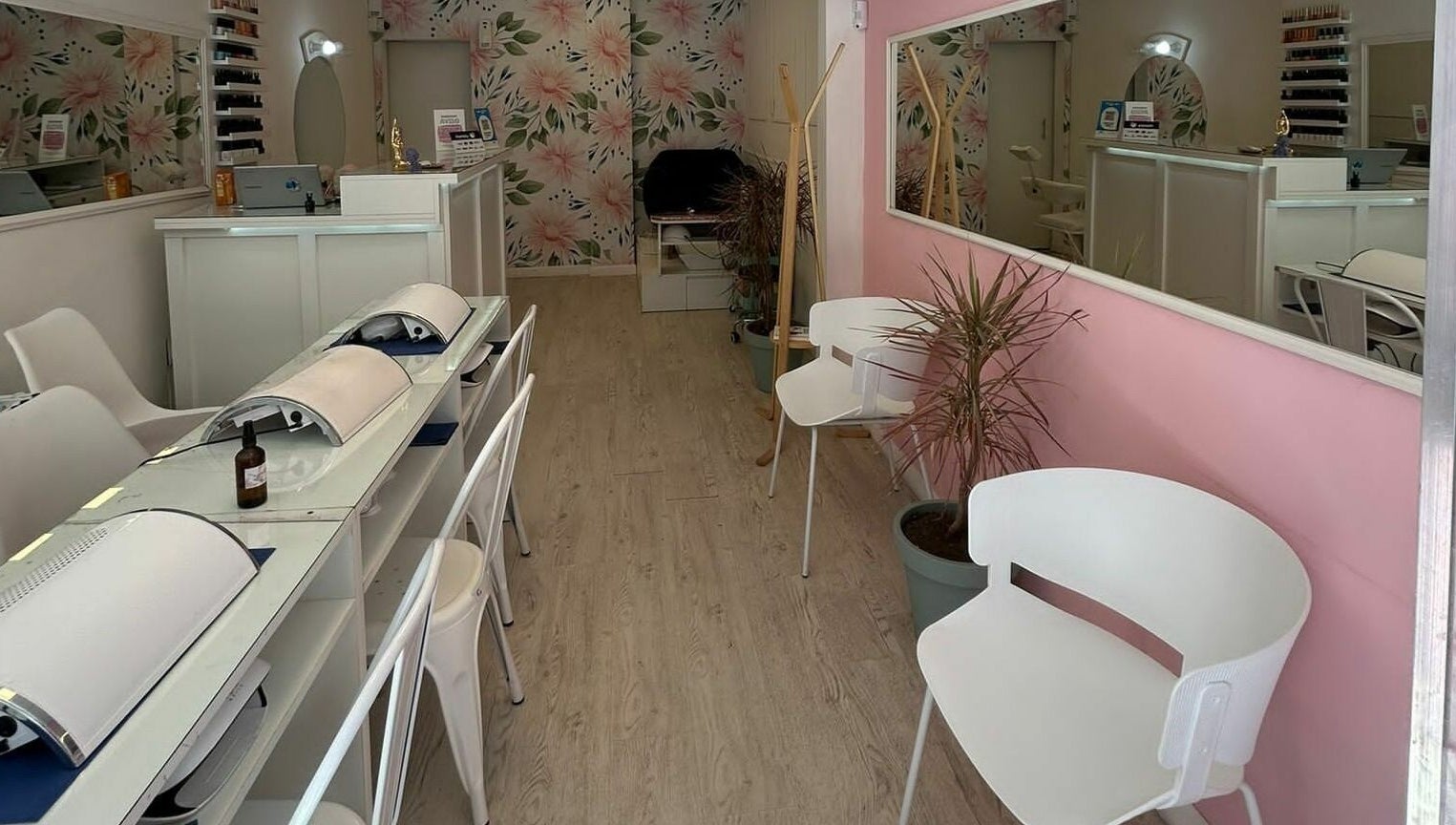 Interior elegante de RH STUDIO UY- Suc. Pocitos en Montevideo, Departamento de Montevideo, UY con decoración floral.