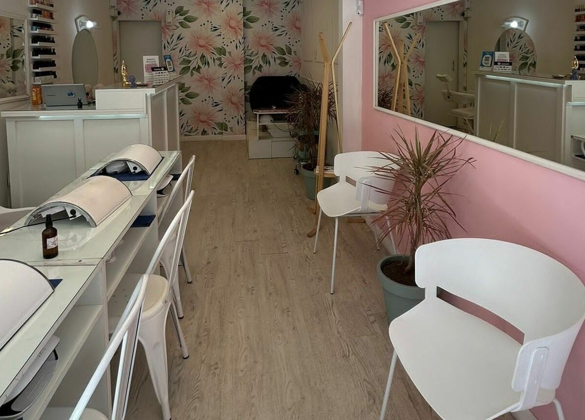 Interior elegante de RH STUDIO UY- Suc. Pocitos en Montevideo, Departamento de Montevideo, UY con decoración floral.