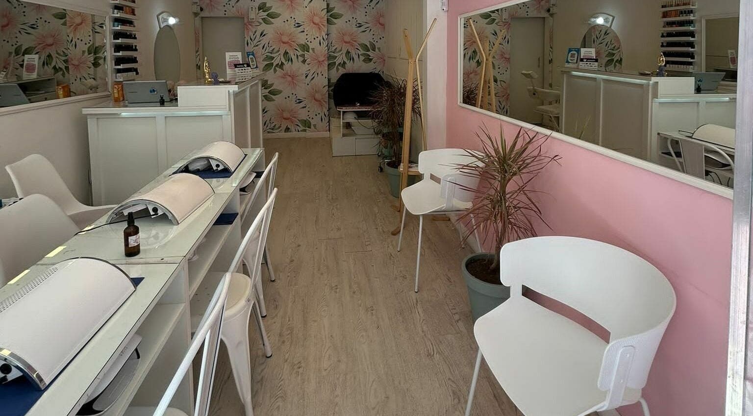 Interior elegante de RH STUDIO UY- Suc. Pocitos en Montevideo, Departamento de Montevideo, UY con decoración floral.