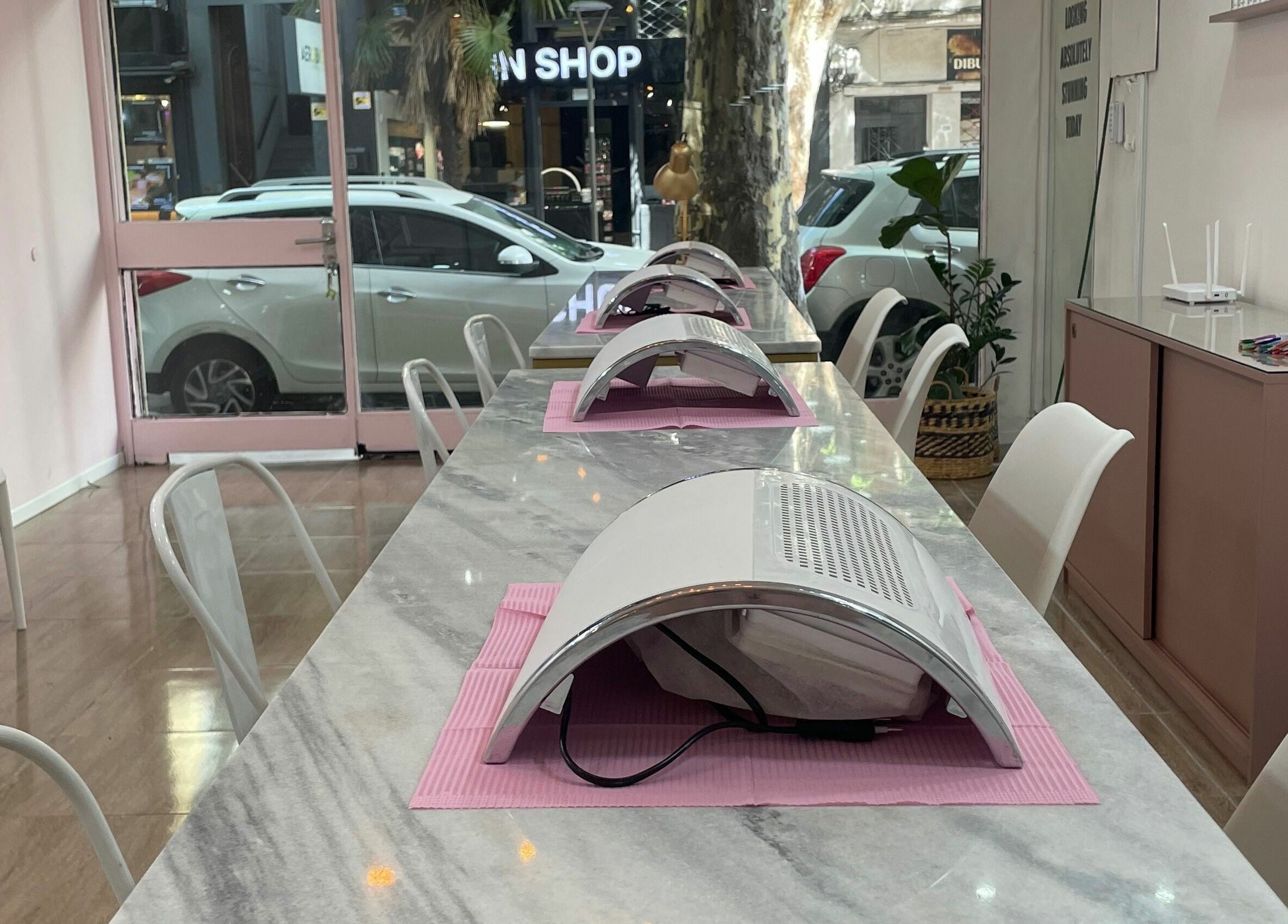 Mesa elegante en RH STUDIO UY- Suc. Pocitos en Montevideo, Departamento de Montevideo, UY.