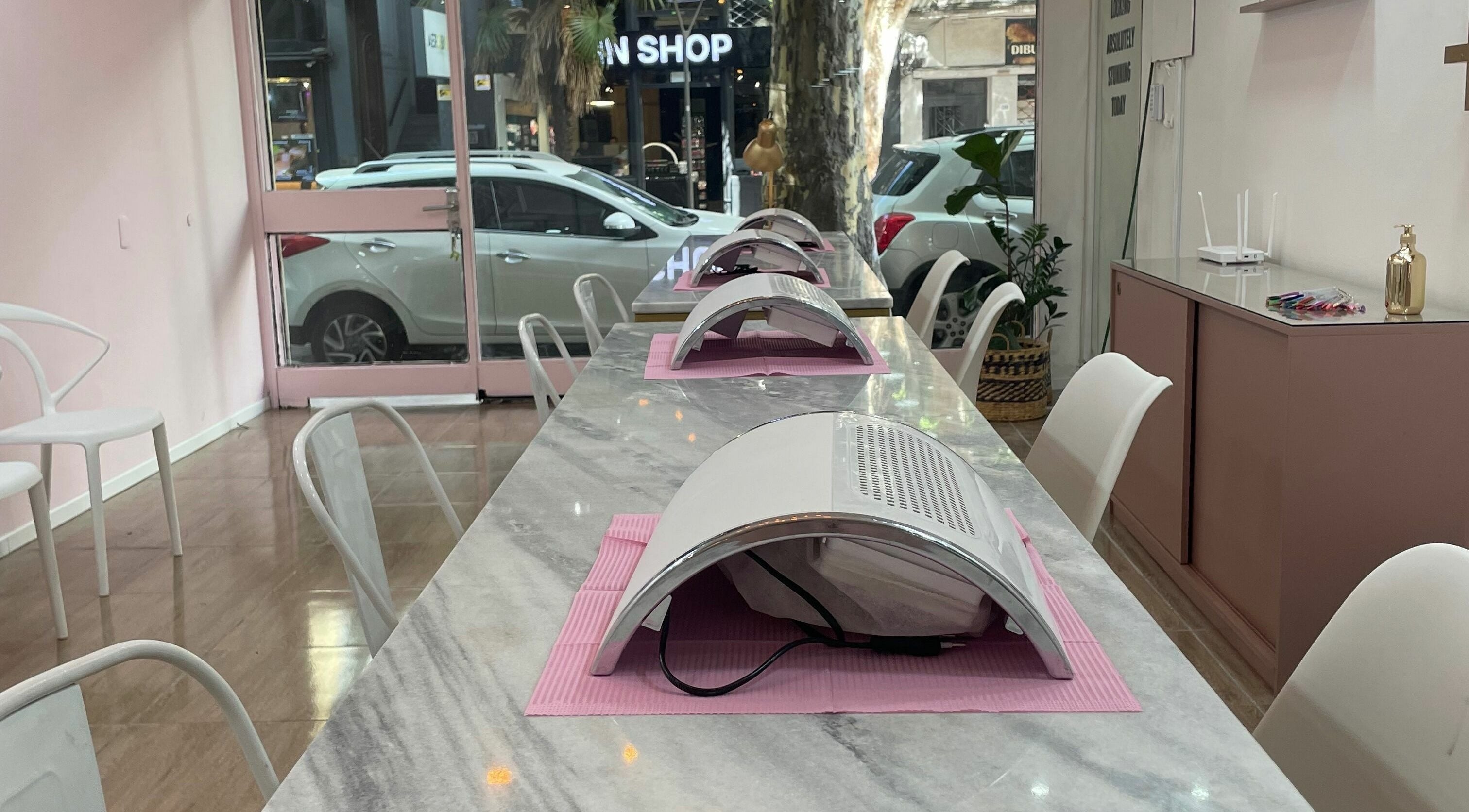 Mesa elegante en RH STUDIO UY- Suc. Pocitos en Montevideo, Departamento de Montevideo, UY.