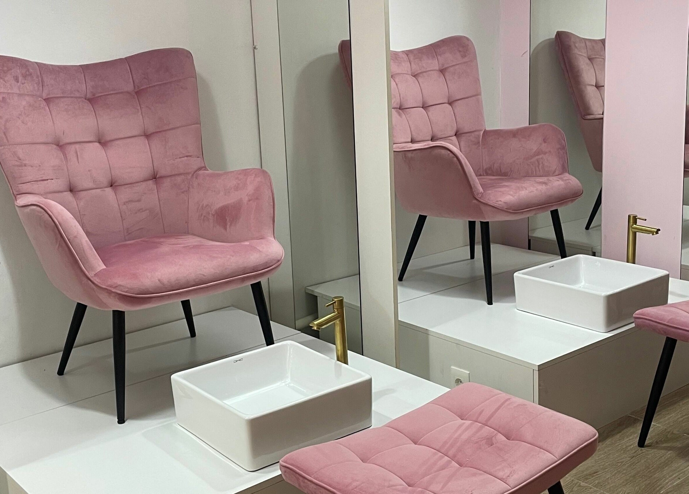 Sillas rosadas en RH STUDIO UY- Suc. Pocitos, Montevideo, Departamento de Montevideo, UY. Ambiente moderno para bienestar.