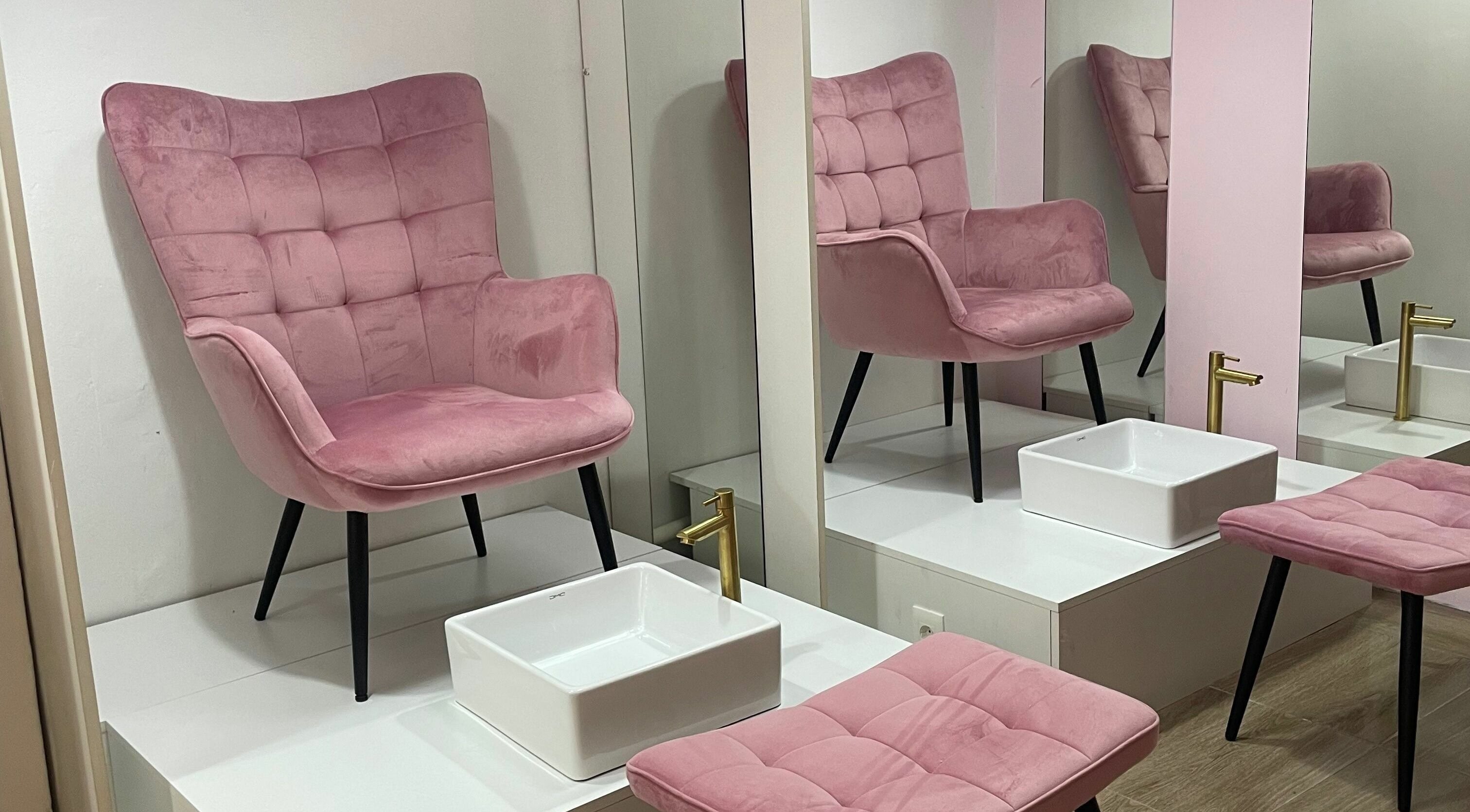 Sillas rosadas en RH STUDIO UY- Suc. Pocitos, Montevideo, Departamento de Montevideo, UY. Ambiente moderno para bienestar.