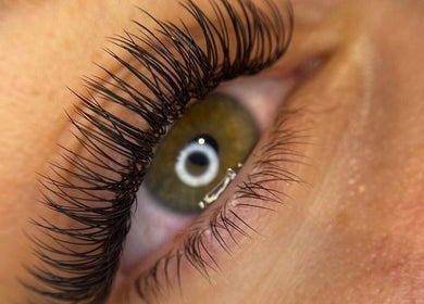 Close-up of eyelash extension at Shanice Marie Beauty, Taunton, England, GB. Enhance your natural beauty.