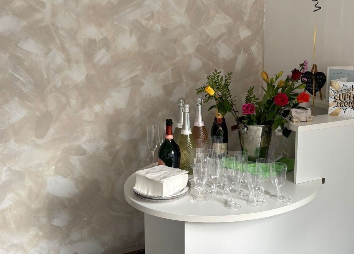 Chic display with champagne and flowers at Bellissima Studios, Caterham, England, GB.