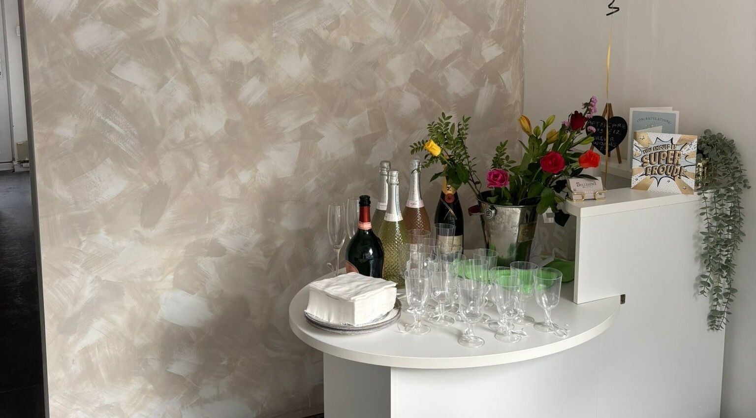 Chic display with champagne and flowers at Bellissima Studios, Caterham, England, GB.