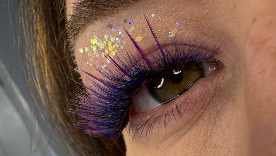 Glamorous eyelash extensions at Beauty Mafia by Elizabete Kustova, Hull, England, GB with glitter accents.