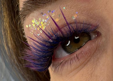 Glamorous eyelash extensions at Beauty Mafia by Elizabete Kustova, Hull, England, GB with glitter accents.