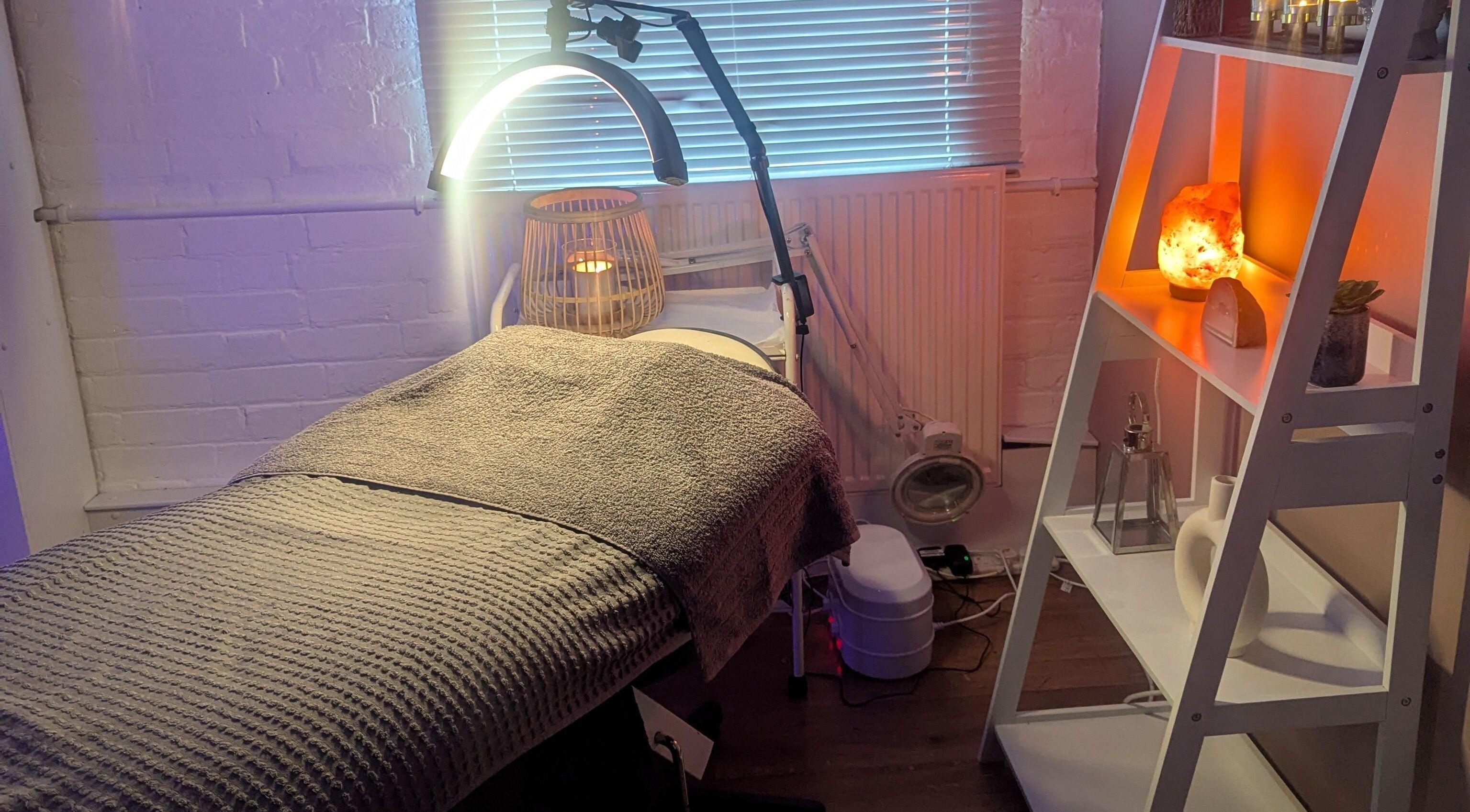 Relaxing treatment room at Eloquin, Basingstoke, England, GB with soft lighting and cozy décor.