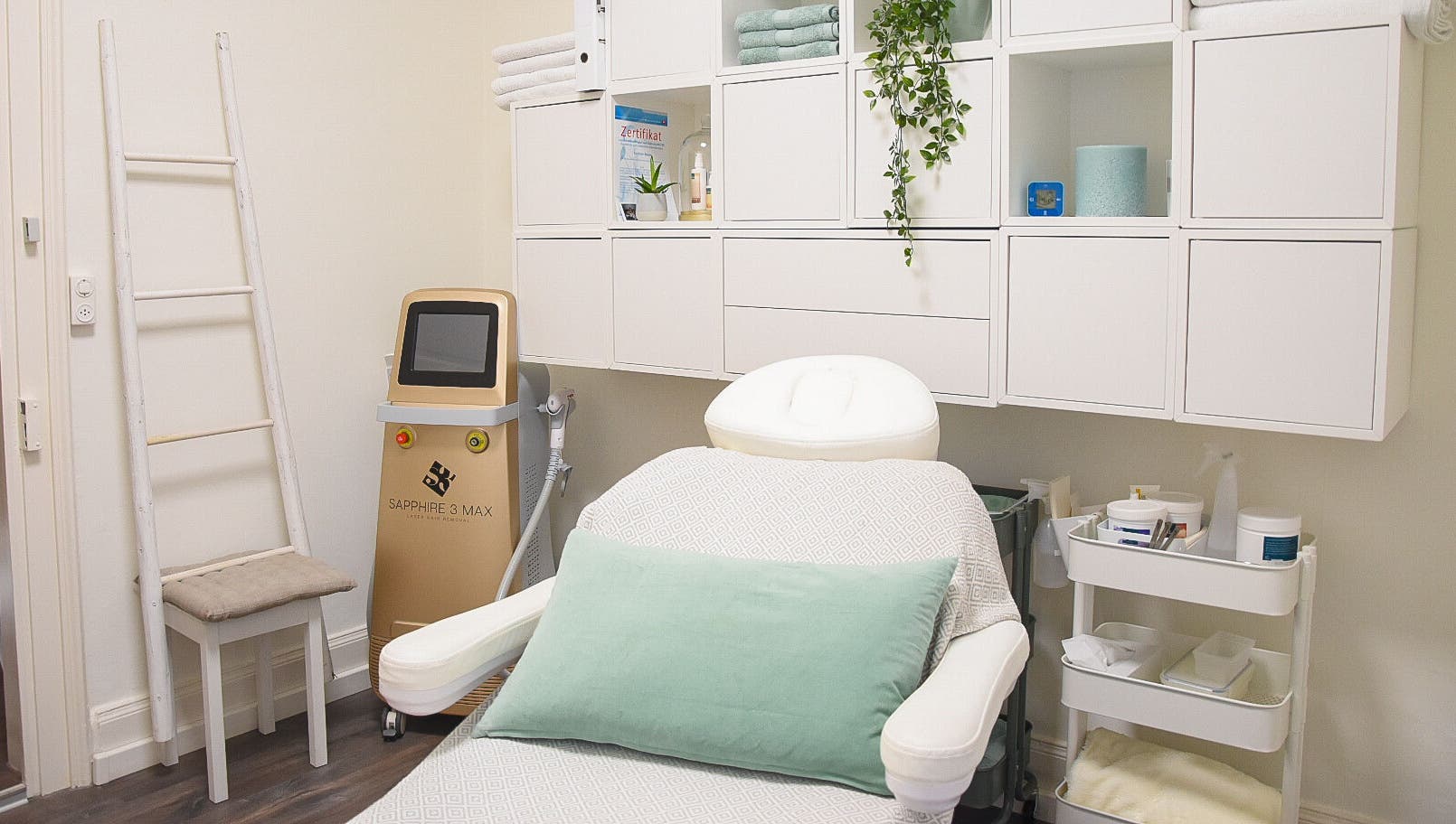 Behandlungsraum bei Miracle Beauty in Zürich, Zürich, CH mit moderner Ausstattung und grünen Akzenten.