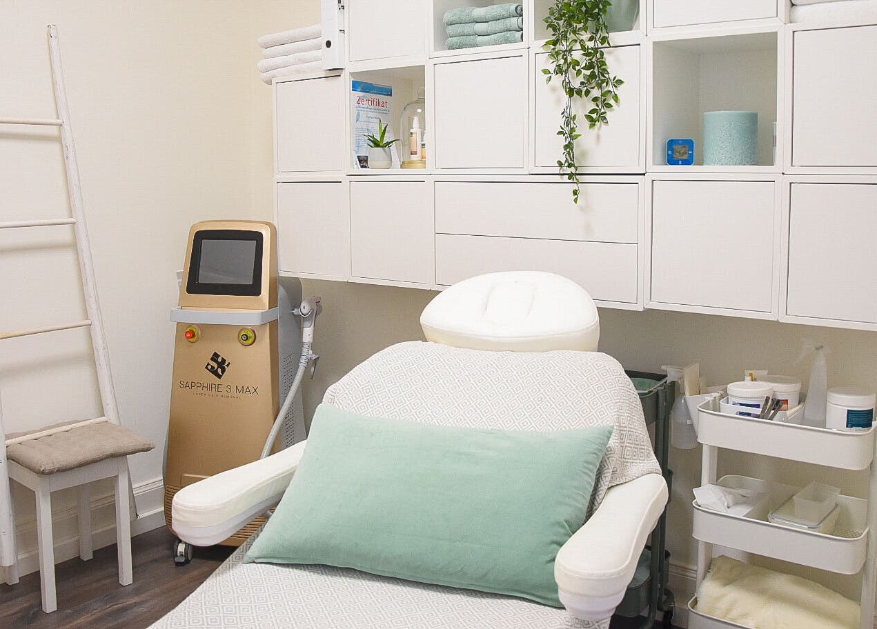 Behandlungsraum bei Miracle Beauty in Zürich, Zürich, CH mit moderner Ausstattung und grünen Akzenten.