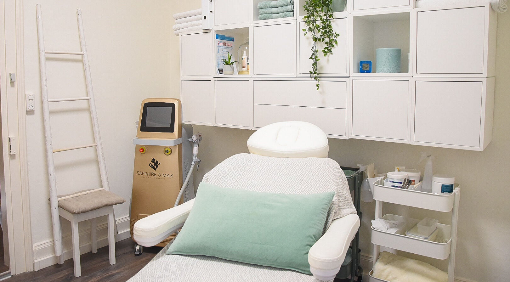 Behandlungsraum bei Miracle Beauty in Zürich, Zürich, CH mit moderner Ausstattung und grünen Akzenten.